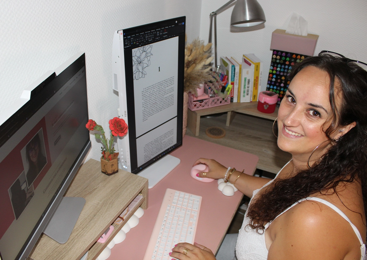 Emilie en pleine relecture d'un manuscrit